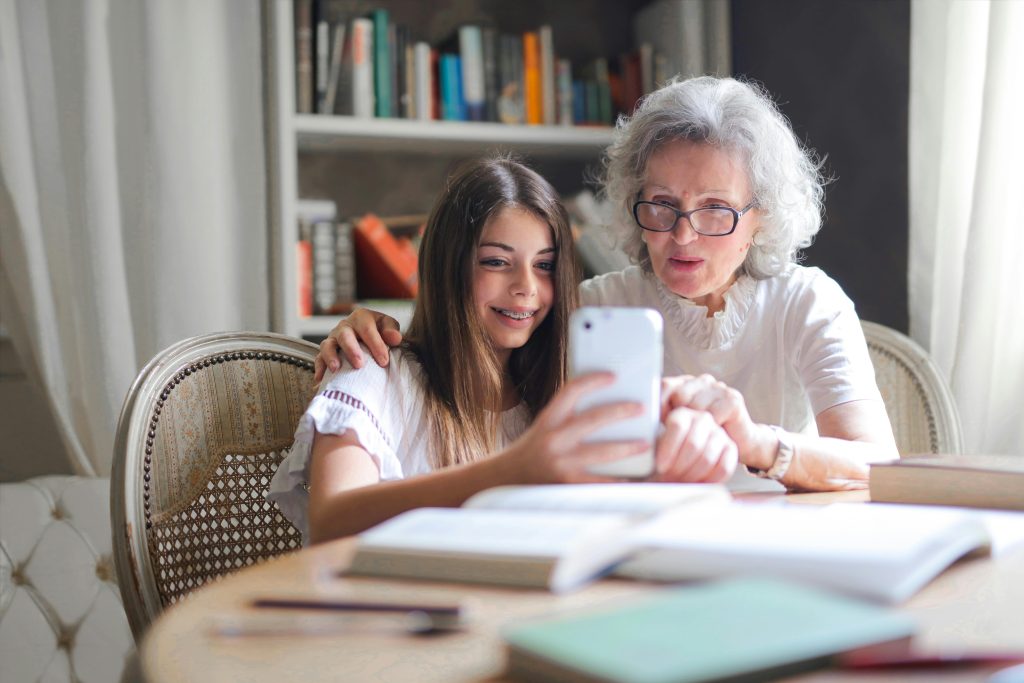 Nonna e nipote sorridenti e felici, simbolo dell'importanza dei legami familiari e dei diritti dei nonni nelle relazioni con i propri nipoti.
